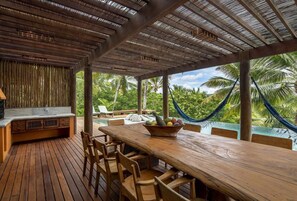 Outdoor dining - Beachfront apartment in Itacaré | 5 Suites • Pool • Up to 10 people (Itacaré)