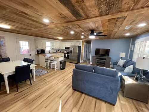 Newly Renovated House near Lake.