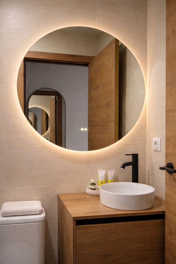 Shower, hair dryer, towels - C Las Ventas A (Madrid)