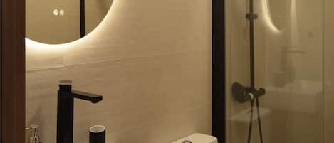 Douche, sĂšche-cheveux, serviettes fournies