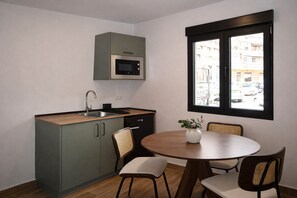 Fridge, microwave, coffee/tea maker, electric kettle - Collection Las Ventas Apartment 1D near the Bullring (Madrid)