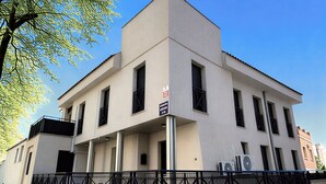 A modern building with a flat roof, large windows, and a balcony. - Collection Las Ventas Apartamento G cerca de la Plaza de Toros (Madrid)