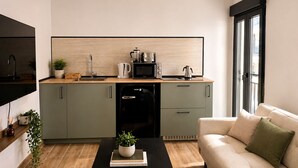 A compact kitchen with a microwave, coffee maker, and dishwasher. - Collection Las Ventas Apartamento G cerca de la Plaza de Toros (Madrid)