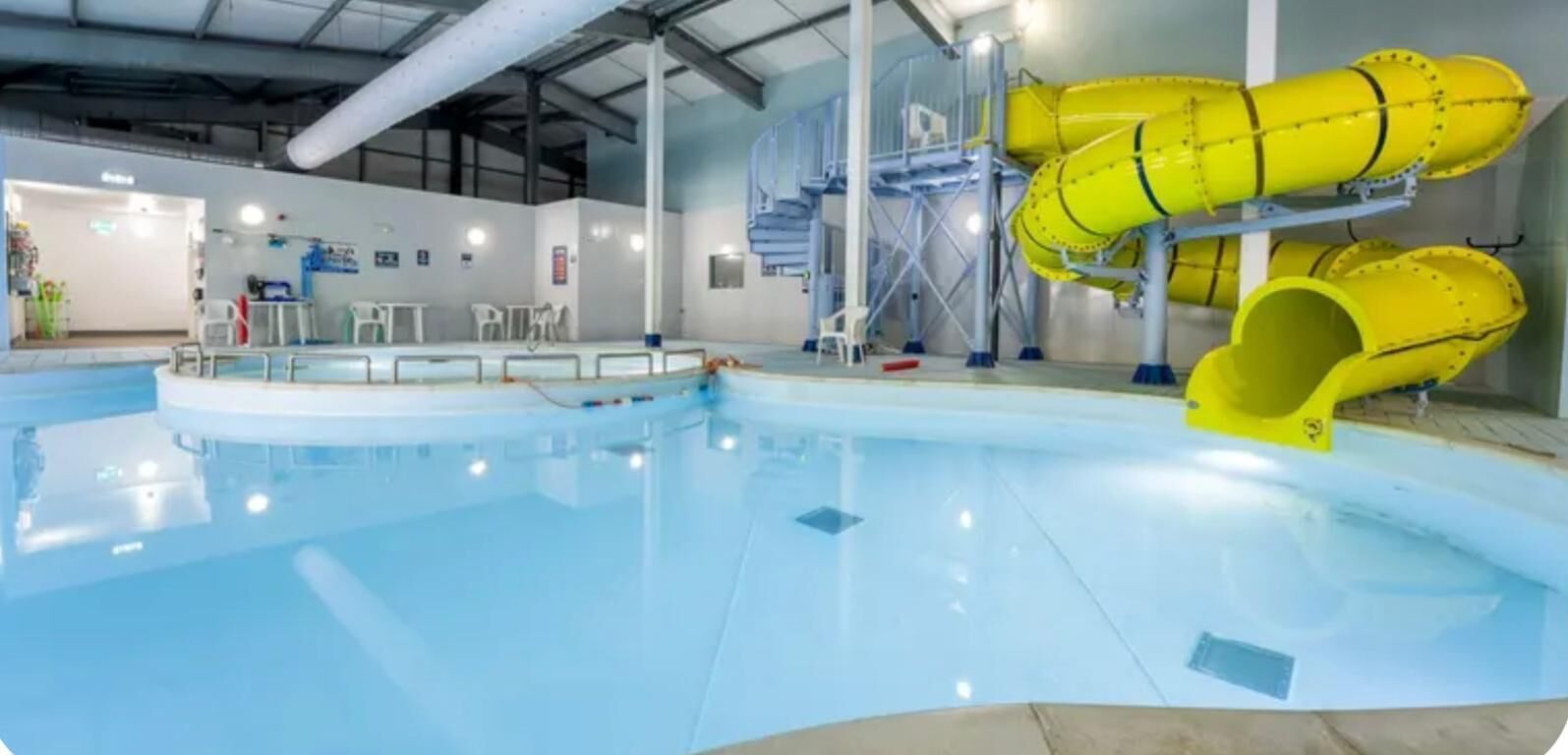 Piscina coperta, una piscina riscaldata