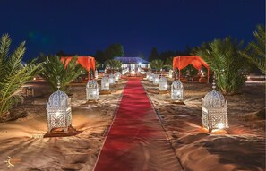 Outdoor banquet area - Merzouga Desert Camp (Merzouga)