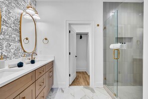 Shower, hair dryer, towels, shampoo - Nashville Hideaway - Rooftop - Fire Pit Nights (Nashville)