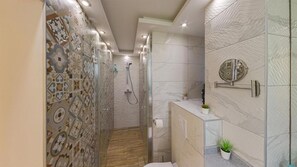 Ducha, artículos de tocador gratuitos, secador de pelo, jabón