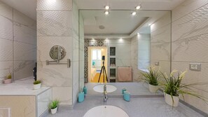 Standaard studio | Badkamer | Een douche, gratis toiletartikelen, een haardroger, zeep