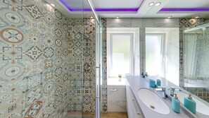 Deluxe-studiolejlighed | Badeværelse | Bruser, gratis toiletartikler, hårtørrer, Sæbe