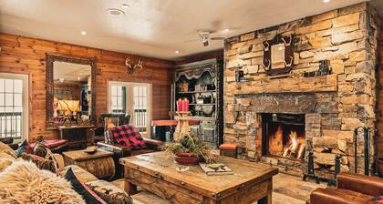 Luxury Lakefront Estate - Sleeps 24 - Near Muskoka