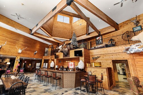 
Luxury Lakefront Estate - Sleeps 24 - Near Muskoka