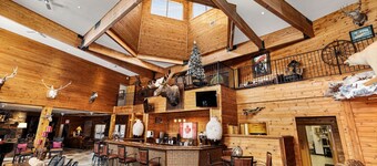 
Luxury Lakefront Estate - Sleeps 24 - Near Muskoka