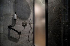環境にやさしいバスアメニティ、ヘアドライヤー、ビデ、タオル