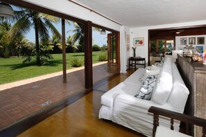 Terrace/patio - Sophisticated retreat in Itapororoca, Trancoso, with 6 bedrooms and ocean views. (Trancoso)