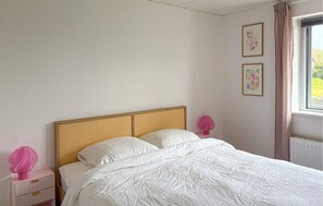 1 bedroom, travel crib, WiFi (free)