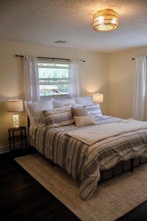 Room - Private Pool + Fire Pit ~ Sleeps 8 ~ Bike to Beach & Dining (Jacksonville Beach)