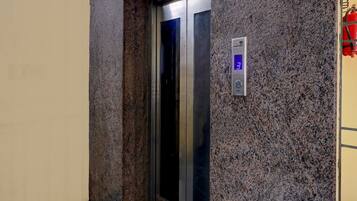 House | Meja sambut tetamu