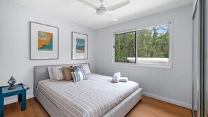 3 bedrooms, iron/ironing board, free WiFi, bed sheets - Ocean Hollow Retreat - Your next Mollymook getaway! (Mollymook)