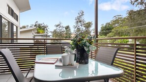 Outdoor dining - Ocean Hollow Retreat - Your next Mollymook getaway! (Mollymook)