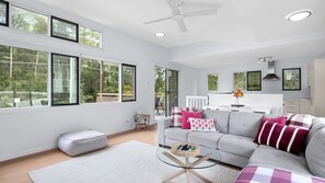 Smart TV - Ocean Hollow Retreat - Your next Mollymook getaway! (Mollymook)