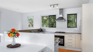 Fridge, microwave, oven, stovetop - Ocean Hollow Retreat - Your next Mollymook getaway! (Mollymook)