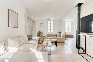 Living area - Farmhouse: Swimming pool, River and Sainte Baume Forest (Auriol)