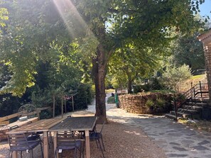 Outdoor dining - Farmhouse: Swimming pool, River and Sainte Baume Forest (Auriol)