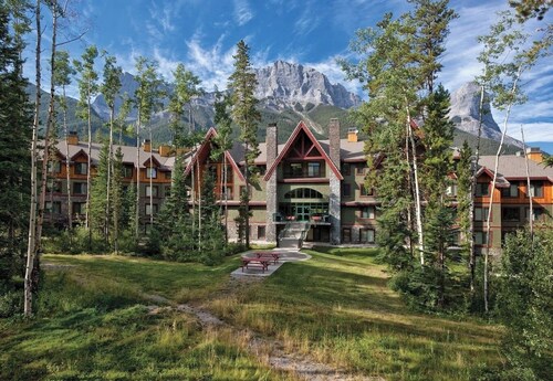 Resort stay in the mountains in  Canmore Alberta, minutes away from Banff