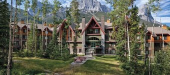 Resort stay in the mountains in  Canmore Alberta, minutes away from Banff