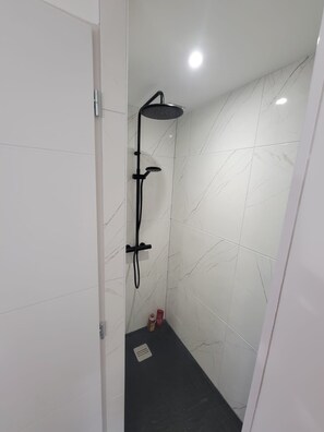 Hair dryer, towels, soap, shampoo - 🏡 Spacious One-Bedroom Apartment Near Poitiers Train Station & Futuroscope (Buxerolles)