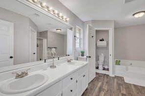 Douche, sèche-cheveux, serviettes fournies, shampoing
