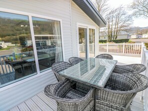 Outdoor dining - 148 Dukes Meadow (Carmarthen)