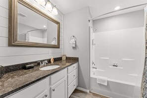 Shower, hair dryer, towels, shampoo - Branson Heights Retreat (Branson)