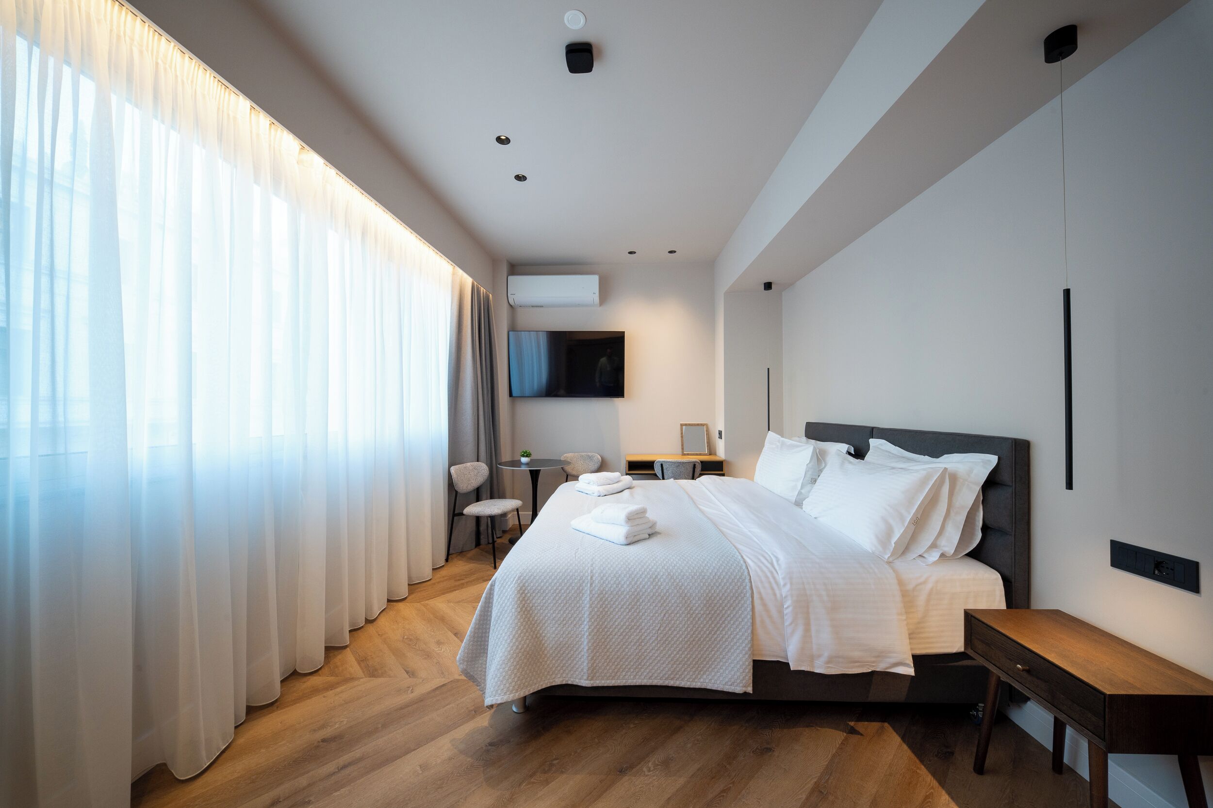 1 quarto, cofres nos quartos, escrivaninha