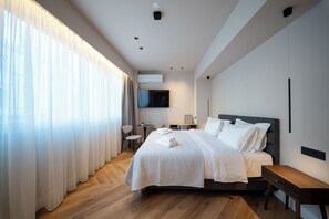 1 dormitorio, caja fuerte, escritorio y tabla de planchar con plancha