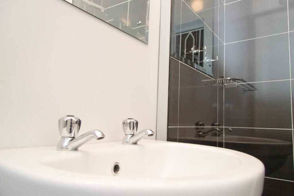 Standard Twin Room | Bathroom | Shower, towels, soap, shampoo