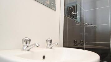 Standard Twin Room | Bathroom | Shower, towels, soap, shampoo