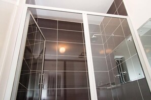 Bathroom - Sarum Lodge (Harare)
