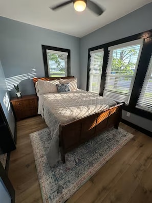 3 bedrooms, iron/ironing board, WiFi, bed sheets - Cozy Lake Time Retreat (Jamestown)