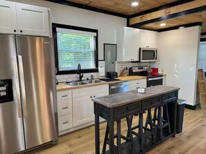 Private kitchen - Cozy Lake Time Retreat (Jamestown)