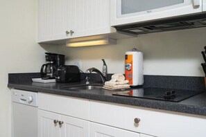 Refrigerador, microondas, parrilla de estufa y cafetera y tetera 