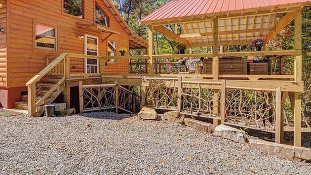 A wooden cabin with a deck and a covered outdoor area. - 
Charming 2 bed room mountain hideaway in Murphy (Murphy)