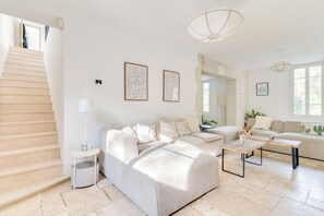 Living area - Mas & Gîte : Swimming pool, River & Sainte Baume Forest (Auriol)