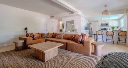 Spacious Oasis w/ Heated Spa l 10min from strip