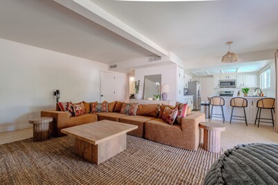 Spacious Oasis w/ Heated Spa l 10min from strip