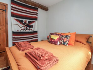 2 Schlafzimmer, individuell dekoriert, individuell eingerichtet