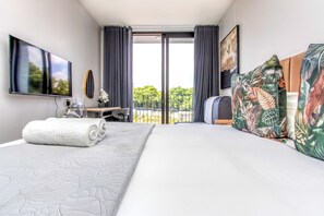 Een kluis op de kamer, een strijkplank/strijkijzer, internet, beddengoed