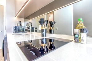 Fridge, microwave, oven, stovetop - Sip and Stay: Balcony Studio in Rosebank (Johannesburg)