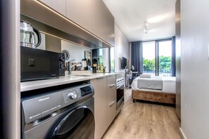 Fridge, microwave, oven, stovetop - Sip and Stay: Balcony Studio in Rosebank (Johannesburg)