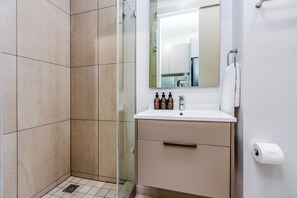 Een douche, een haardroger, handdoeken, zeep